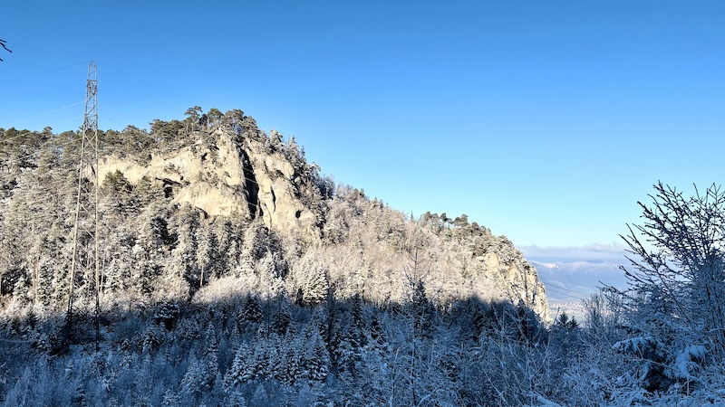 Kalte Temperaturen und knöcheltiefer Schnee -- Der Winter hat den Juragrat fest im Griff. Winterstimmung