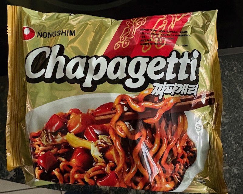 Wenn es auch asiatisch sein darf, findet man sehr preiswert (weniger als 2€) Fertiggerichte im Asia Markt, die sich ebenfalls mit kochendem Wasser anfertigen lassen. Asia Nudelgericht