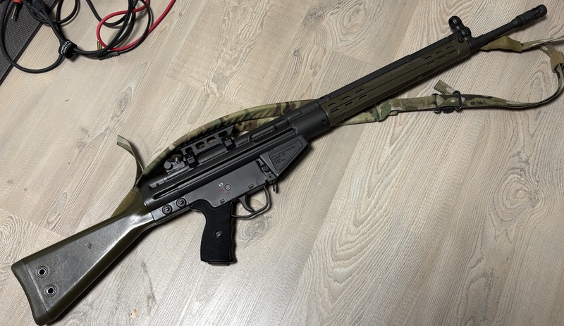 Achtlos weggelegtes Gewehr, Ladezustand unbekannt (Symbolbild)